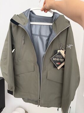 NEW Arc'teryx Women's Gore‑Tex Hooded Rain Jacket in Olive Green